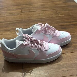 Nike Kids Sneakers in Pink and White 7 big youth! Fits woman’s 8-81/2